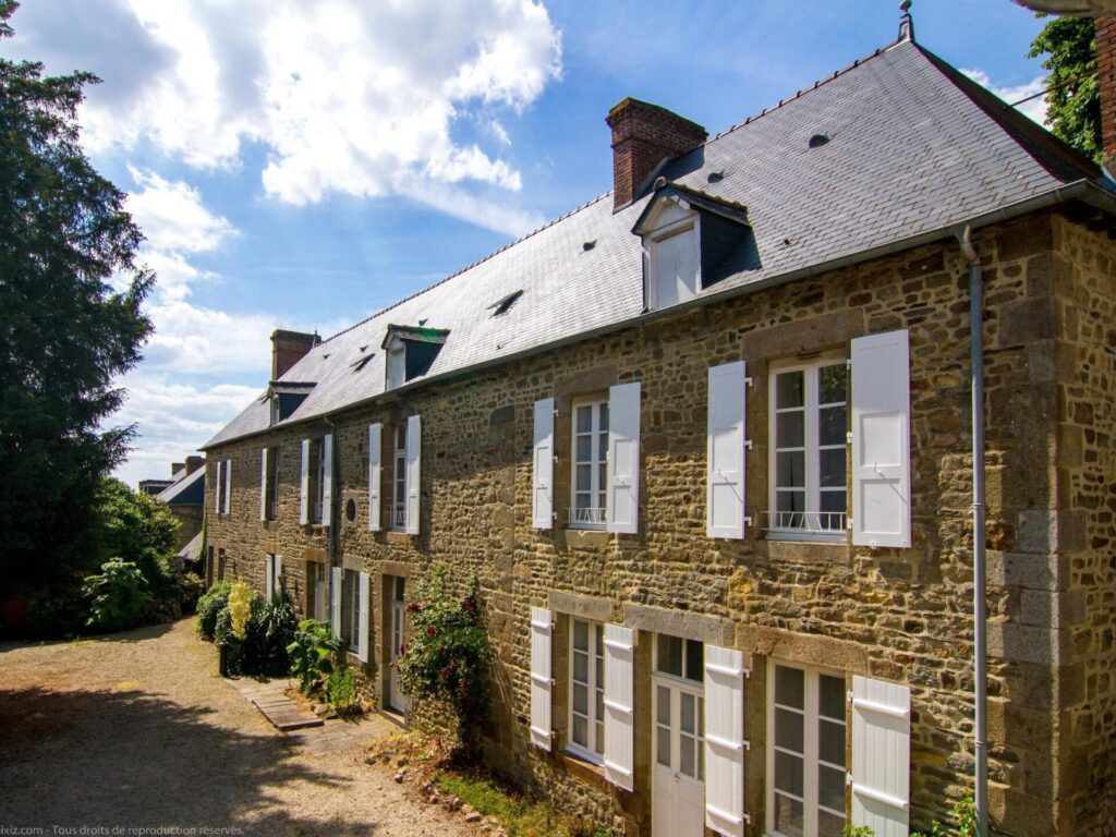 Hôtel à Combourg / Pour rayonner entre Saint-Malo, la Baie du Mont-Saint-Michel, Rennes et Dinan.